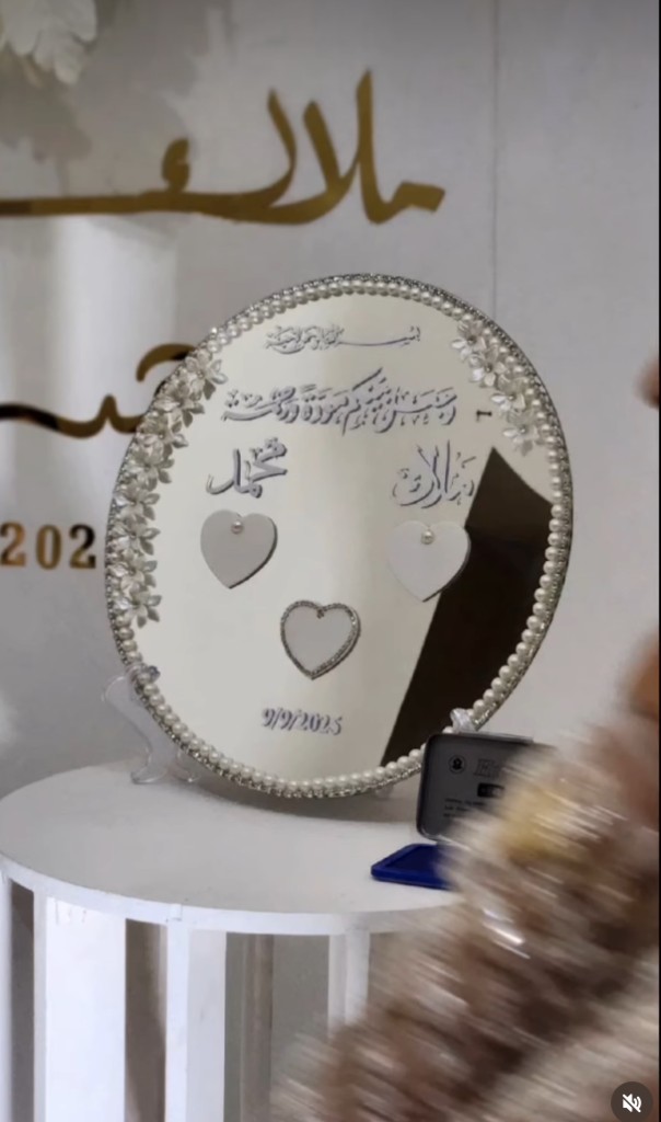 مرآة نقش ذهبي