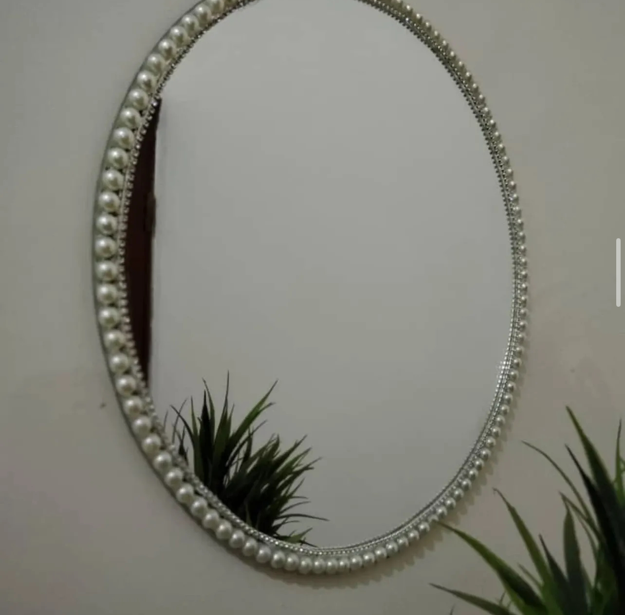 مرآة وردية مع زهور